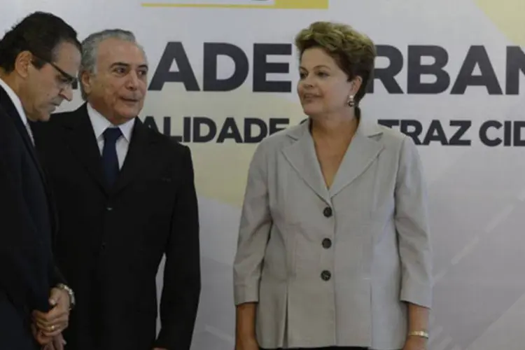 Presidente da Câmara, Henrique Eduardo Alves (PMDB), o vice-presidente, Michel Temer (PMDB) e a presidente Dilma Rousseff durante anuncio de investimentos do PAC Mobilidade Urbana (Valter Campanato/Agência Brasil)