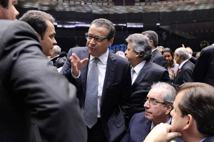 Henrique Alves (PMDB) conversa com membros da base aliada em 03 de dezembro de 2014  (Laycer Tomaz/Câmara dos Deputados)