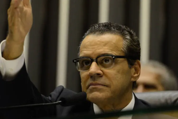 Presidente da Câmara, Henrique Eduardo Alves, coordena sessão plenária que aprovou a criação de uma comissão para investigar denúncia sobre Petrobras (Valter Campanato/Agência Brasil)