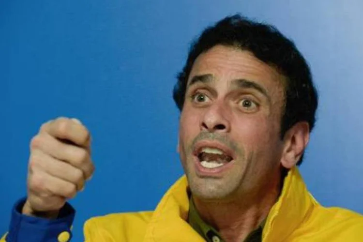 O líder opositor venezuelano Henrique Capriles: "nunca o governo teve um cenário com essa diferença (nas pesquisas) antes de um processo eleitoral. Agora tem. Serão capazes de suspender a votação? Eu acho que são capazes de qualquer coisa" (Federico Parra/AFP)