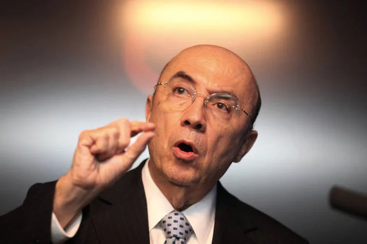 
	Henrique Meirelles: ele condicionou a defini&ccedil;&atilde;o sobre a cria&ccedil;&atilde;o de novos impostos ao avan&ccedil;o de uma percep&ccedil;&atilde;o mais clara sobre as contas do governo
 (Simon Dawson/Bloomberg)