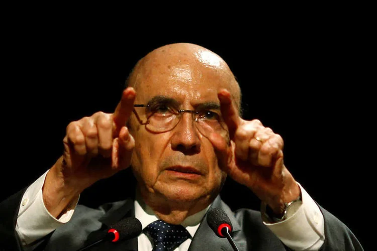 
	Henrique Meirelles: a ala pol&iacute;tica do governo defendeu junto ao presidente em exerc&iacute;cio Michel Temer que o governo teria um desgaste muito grande com o aumento de impostos
 (Ricardo Moraes / Reuters)