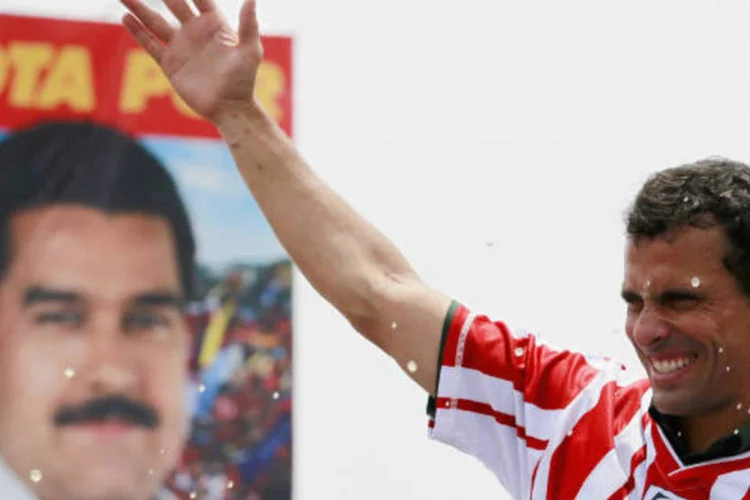 Nicolás Maduro e Henrique Capriles: candidatos se preparam para o embate final nas eleições de domingo, que determinará quem vai suceder o líder socialista Hugo Chávez, que morreu vítima de câncer no mês passado. (REUTERS/Carlos Garcia Rawlins)