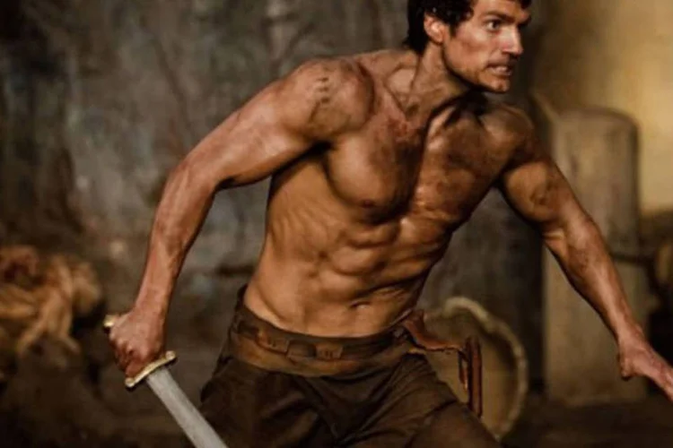 Henry Cavill interpreta Teseus em Imortais (Divulgação)