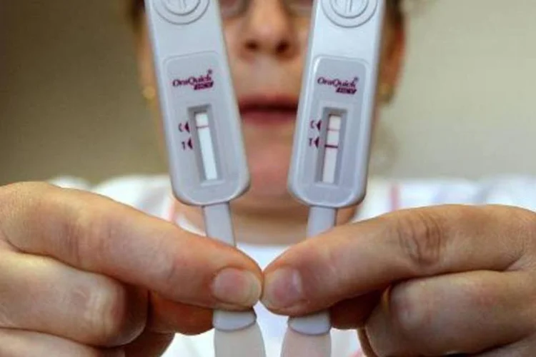Enfermeira mostra teste de detecção da hepatite C em Saint-Dizier, França: países europeus buscam a redução do preço de medicamento (Francois Nascimbeni/AFP/AFP)