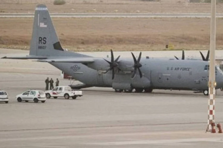 
	Um H&eacute;rcules C-130 da For&ccedil;a A&eacute;rea americana no aeroporto internacional de Tr&iacute;poli: o Pent&aacute;gono se negou a dar detalhes sobre a rota dos destr&oacute;ieres
 (Gianluigi Guercia/AFP)