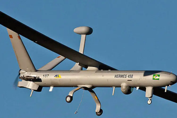 
	Drone Hermes 450 da FAB: o modelo da Elbit j&aacute; &eacute; usado no Brasil na &aacute;rea de seguran&ccedil;a
 (FAB/Wikimedia Commons)