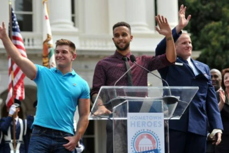(E-D) Spencer Stone, Alek Skarlatos e Anthony Sadle, os três heróis que neutralizaram um marroquino que tentou atacar um trem francês (Josh Edelson/AFP)
