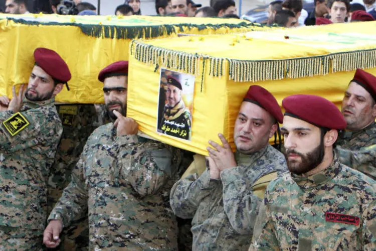 Membros do Hezbollah carregam caixões: batalha no domingo durou diversas horas (Ahmad Shalha/Reuters)