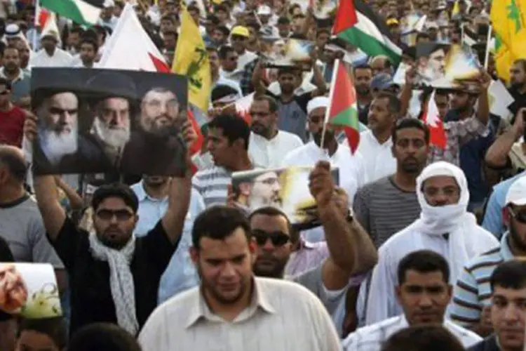 Manifestação com bandeiras palestinas e do Hezbollah: o movimento, ligado ao Irã, está envolvido em uma "intensificação da sua campanha de terror" em todo o mundo (©AFP/File / Adam Jan)