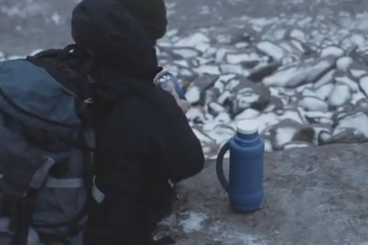 Campanha “Hibernot”: vídeo traz uma auto-crítica ao clima pouco amigável do Reino Unido, mas com uma boa dose de orgulho por aqueles que não fogem do frio (Divulgação/Land Rover)