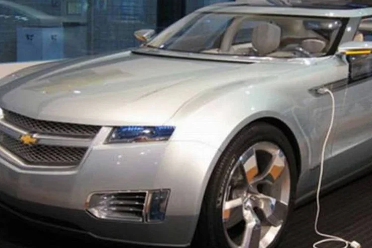 Com medo de que compradores desistam do Volt, a GM tem pressionado concessionarias a baixarem o valor do carro (Divulgação)