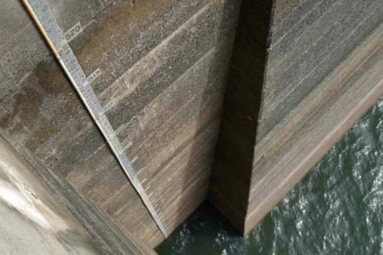 
	Medidor de n&iacute;vel do reservat&oacute;rio de hidrel&eacute;trica: segundo fonte do governo, expectativa &eacute; que chova 30 mil&iacute;metros na regi&atilde;o onde fica reservat&oacute;rio da Cantareira
 (REUTERS/Ueslei Marcelino)