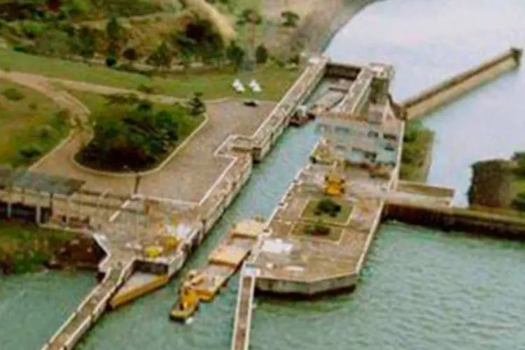 
	Hidrovia Tiet&ecirc;-Paran&aacute;: a&nbsp;hidrovia &eacute; o principal canal de escoamento da safra de soja do Mato Grosso e de Goi&aacute;s
 (Brazillian Navy/WikimediaCommons)