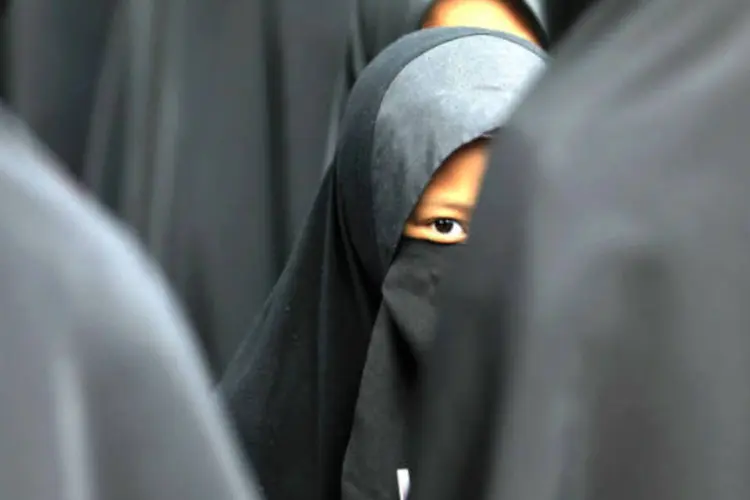
	Em Kuala Lumpur, na Mal&aacute;sia, uma menina vestindo um hijab &eacute; fotografada no est&aacute;dio Shah Alam
 (Reuters/Samsul Said)