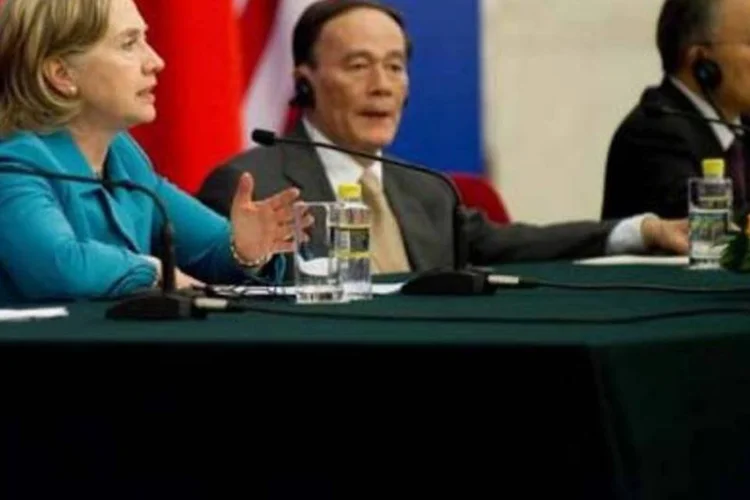 Hillary Clinton e Dai Bingguo falam à imprensa em Pequim: manter estabilidade na península coreana é crucial (.)