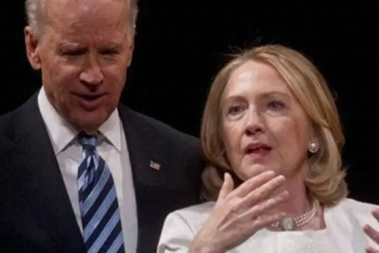 Joe Biden e a ex-secretária de Estado Hillary Clinton: a sucessão de Obama, que não pode aspirar a um terceiro mandato, está aberta no campo democrata. (AFP)