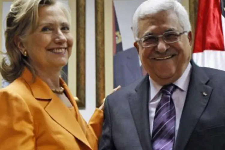 A secretária de Estado dos EUA, Hillary Clinton, e o presidente da Autoridade Nacional Palestina, Mahmoud Abbas (Alex Brandon/AFP)