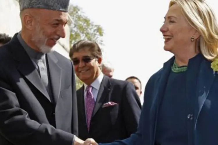 Hillary se reuniu com o presidente afegão Hamid Karzai: "Juntos, (Afeganistão e Estados Unidos) acentuamos nossa pressão sobre os talibãs para tornar mais clara a opção que têm"
 (Kevin Lamarque/AFP)