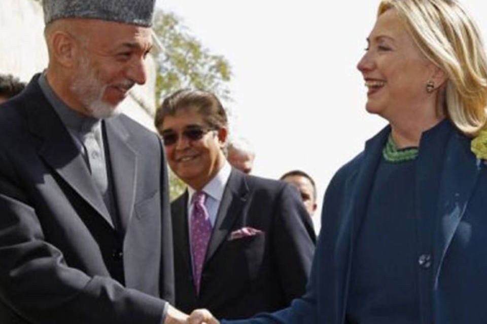 Hillary convida talibãs a participar no futuro do Afeganistão