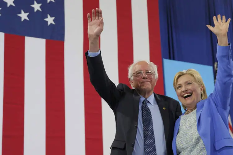 
	Hillary e Bernie: ao contr&aacute;rio de Sanders, a campanha de Hillary ainda &eacute; majoritariamente financiada por doa&ccedil;&otilde;es dos banqueiros de Wall Street ou das gigantes de tecnologia do Vale do Sil&iacute;cio
 (Brian Snyder / Reuters)