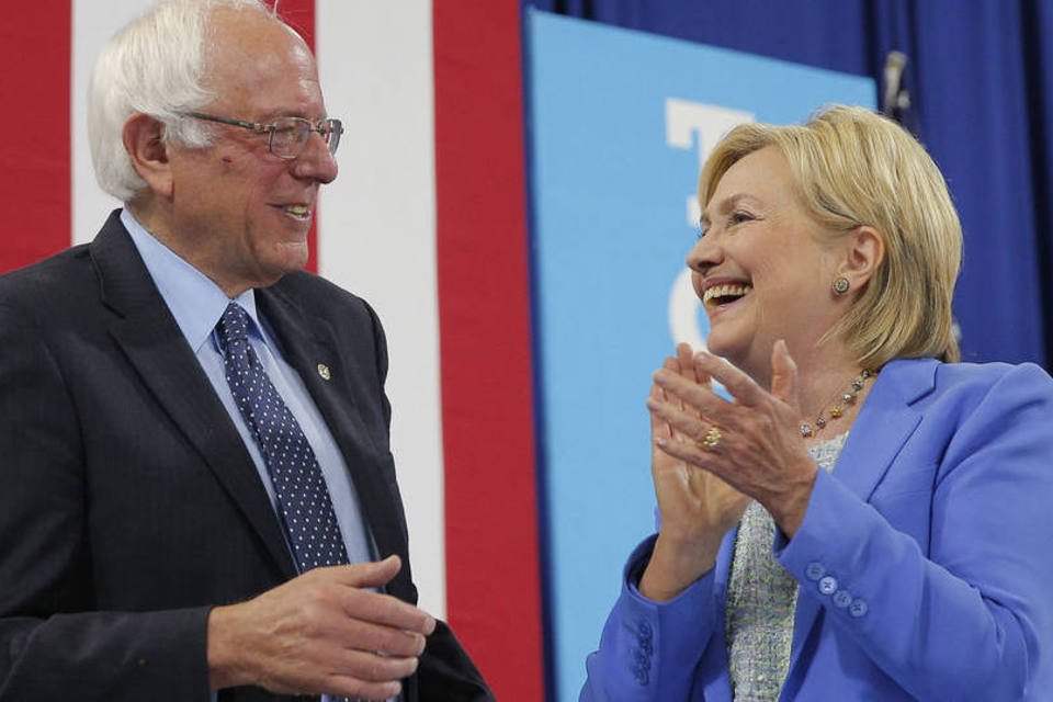 Após escândalo, Sanders é vaiado ao defender Hillary