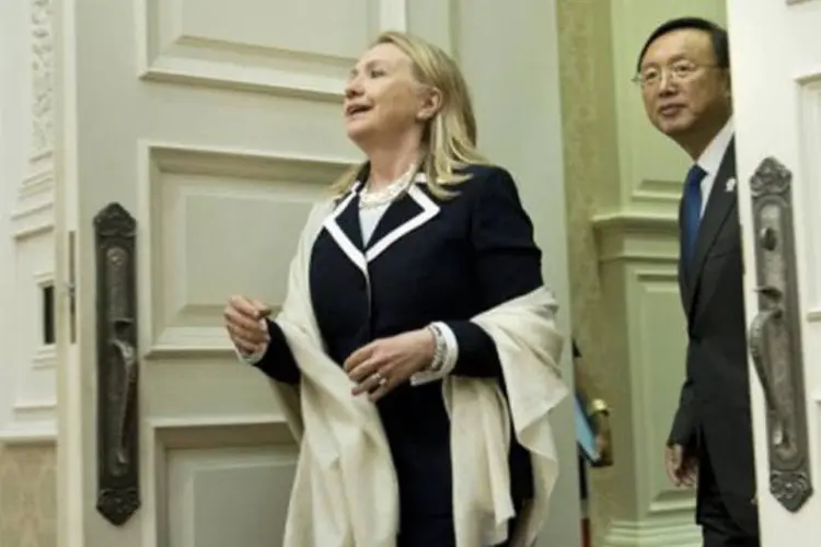 Hillary Clinton e o chanceler chinês, Yang Jiechi, chegam à cúpula da Asean: "a China e os Estados Unidos continuaram progredindo este ano", afirmou Jiechi (Brendan Smialowski/AFP)