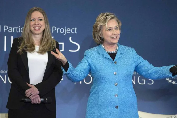 
	Chelsea Clinton e a ex-secret&aacute;ria de Estado Hillary Clinton: &quot;Marc e eu estamos muito animados que vamos receber o nosso primeiro filho neste ano&quot;, disse Chelsea
 (Andrew Kelly/Reuters)