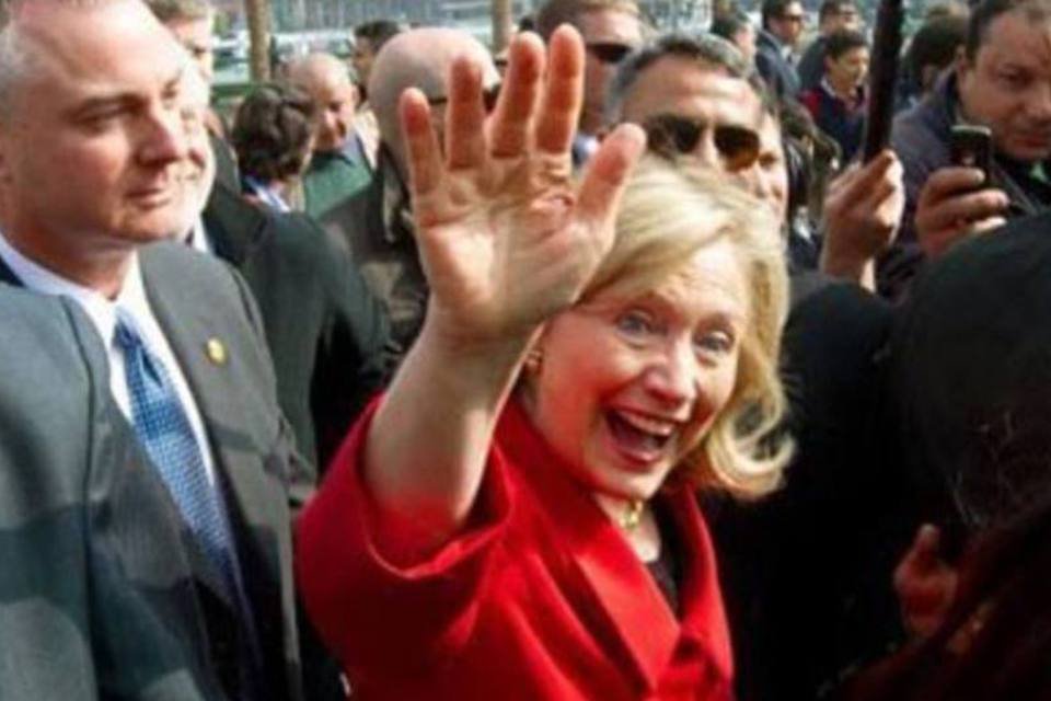 Hillary Clinton visita Egito para estimular reformas democráticas