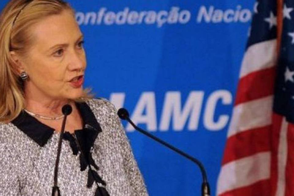 Hillary pressiona Índia a restringir petróleo iraniano