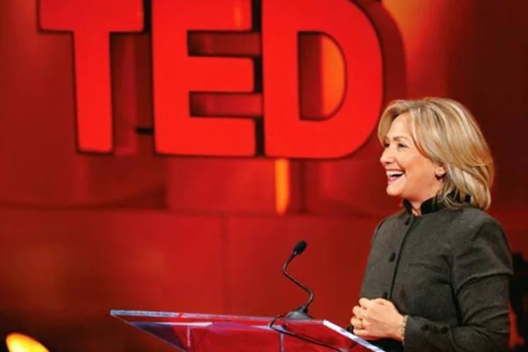 Hillary Clinton, no Ted Women: o formato original deu origem a milhares de conferências (Michael Brands/TED)