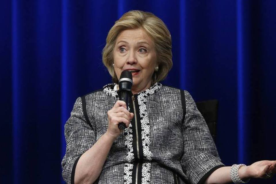 Campanha de Hillary cogitou fazer piadas sobre servidor de e-mail