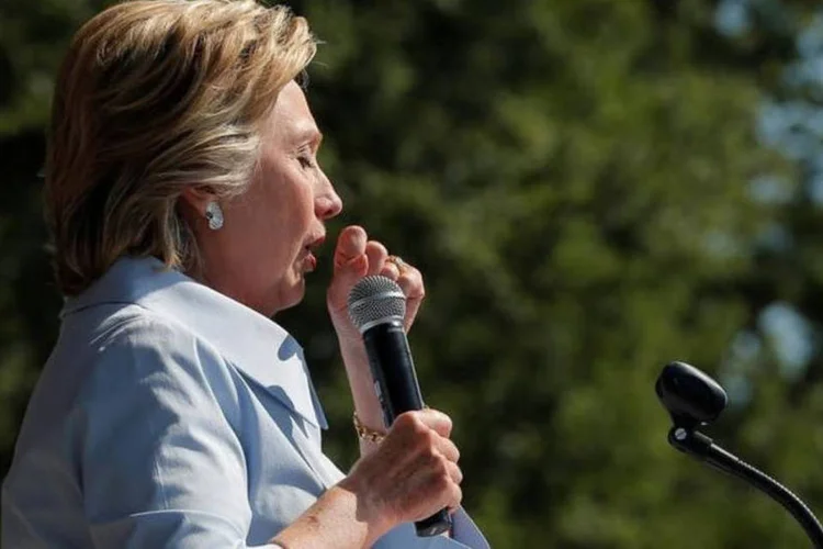 
	Hillary Clinton: o republicano Trump &eacute; qualificado como &quot;uma desgra&ccedil;a nacional&quot; e a democrata Hillary &eacute; alvo por causa de sua tentativa de igualar seu uso do e-mail
 (Brian Snyder / Reuters)