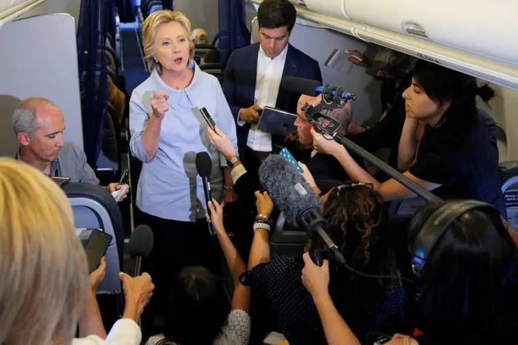 
	Hillary Clinton: a candidata democrata, relaxada e sorridente, deu as boas-vindas aos jornalistas &agrave; bordo de seu avi&atilde;o
 (Brian Snyder / Reuters)