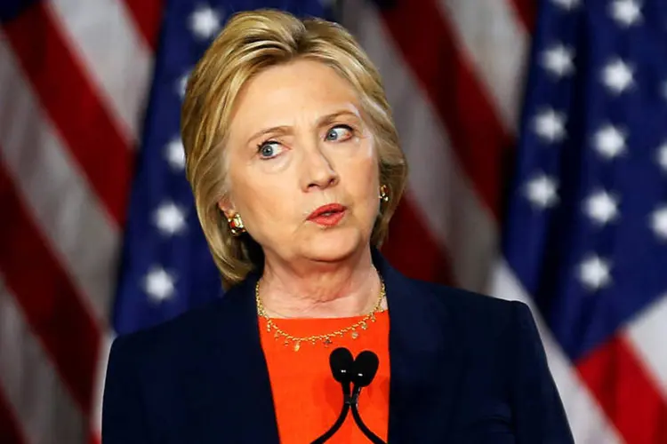 
	Hillary Clinton: an&uacute;ncio eleva para quatro as ren&uacute;ncias provocadas pela publica&ccedil;&atilde;o dos e-mails pelo Wikileaks no final de julho
 (Mike Blake / Reuters)