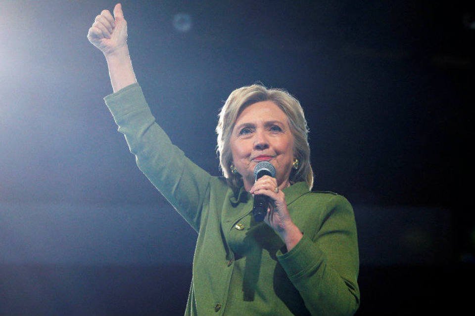 Hillary adota bandeira democrata em campanha eleitoral