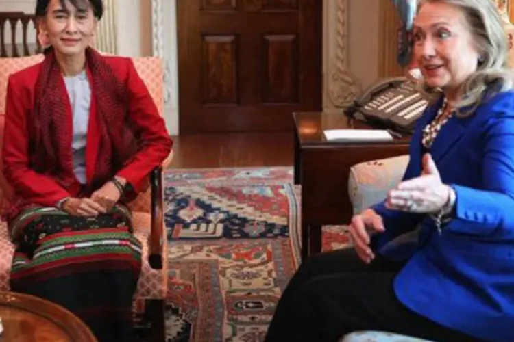 
	Hillary Clinton recebe Aung San Suu Kyi, em visita aos EUA, em Washington: &quot;h&aacute; muito entusiasmo e expectativa pelo fato de que tenha podido vir&quot;, afirmou Hillary
 (Chip Somodevilla/Getty Images/AFP)