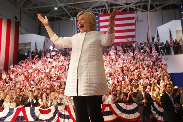 
	Hillary Clinton durante evento de campanha na Calif&oacute;rnia: ela disse que os democratas foram fortalecidos pela plataforma de Sanders de erradica&ccedil;&atilde;o da desigualdade de renda
 (Shannon Stapleton/ Reuters)