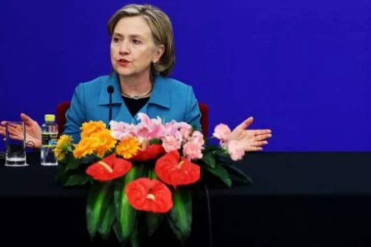 Hillary chegará a Seul após passar por Pequim, onde assegurou "profunda preocupação" com o conflito entre as duas Coreias (.)