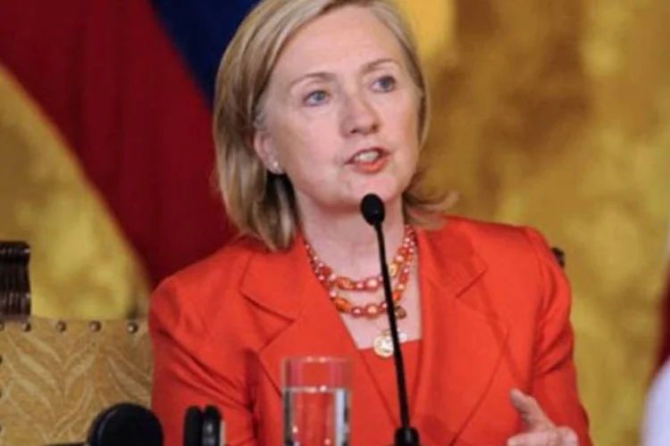 "Nossa meta segue sendo convencer o Irã a suspender seu programa nuclear", disse Clinton (.)