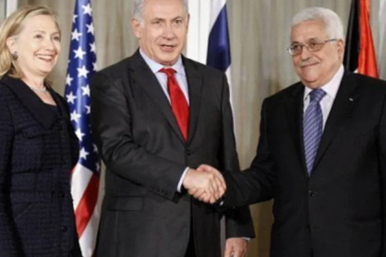 Benjamin Netanyahu (centro) cumprimenta Mahmud Abbas, ao lado de Hillary Clinton (Alex Brandon/AFP)