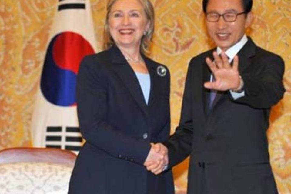 Hillary Clinton e o presidente sul-coreano Lee Myung-Bak discutem sanções a Pyongyang (Kim Jae-Hwan/AFP)