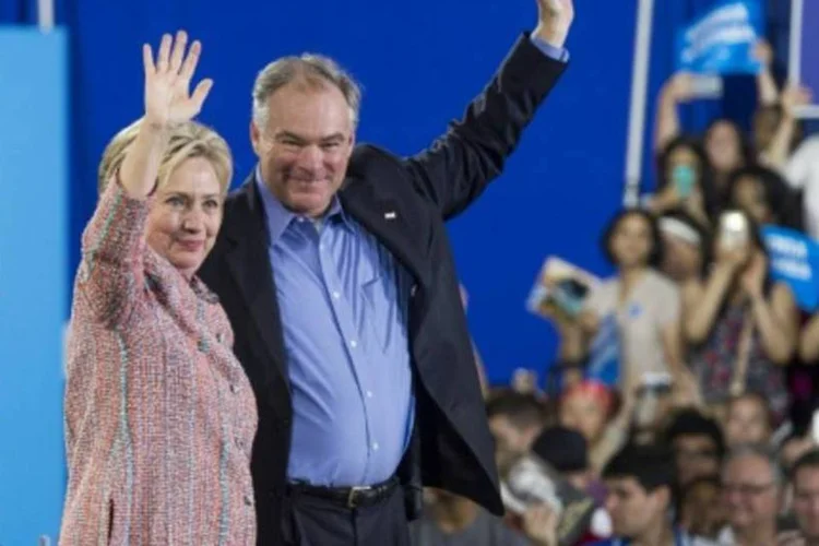A candidata democrata, Hillary Clinton, e o senador Tim Kaine, em Annandale, Virgínia (SAUL LOEB/AFP)