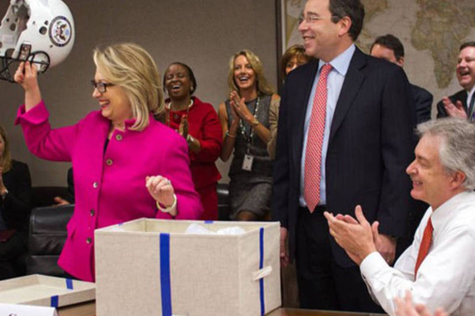 Hillary retorna ao trabalho sob aplausos