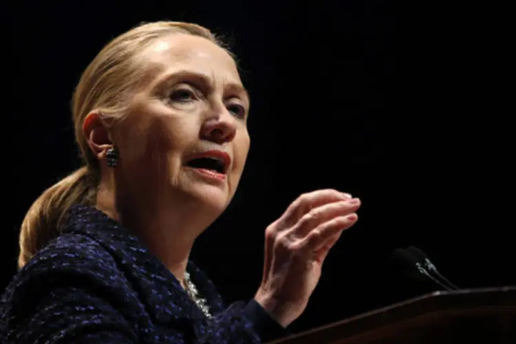 Em sua última aparição em público, Hillary Clinton faz um discurso na Universidade de Dublin, em 6 de dezembro de 2011 (REUTERS/Kevin Lamarque)