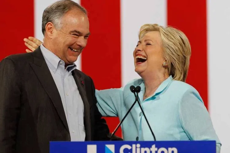 
	Hillary e Kaine: depois do ato de hoje, eles e Kaine come&ccedil;ar&atilde;o uma pequena viagem em &ocirc;nibus pela Pensilv&acirc;nia e Ohio
 (Reuters)