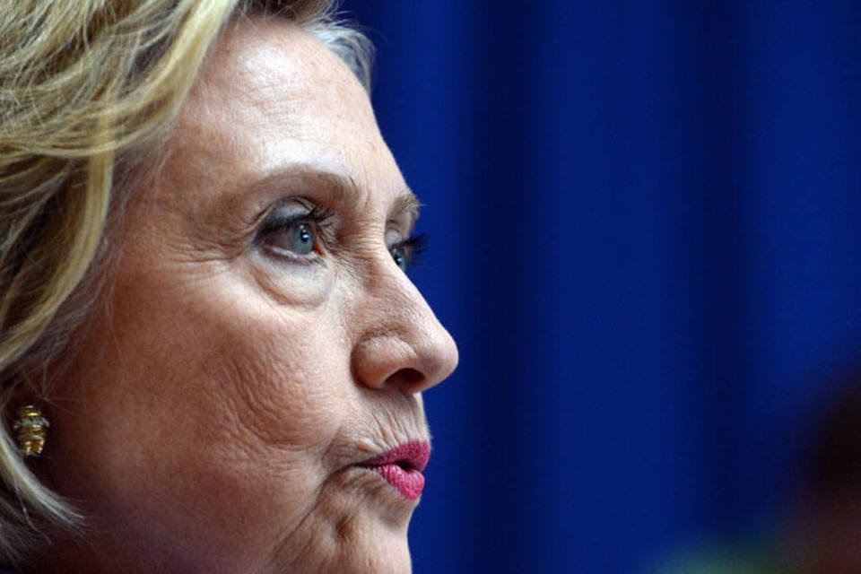 FBI descobre mais 15 mil documentos de Hillary Clinton