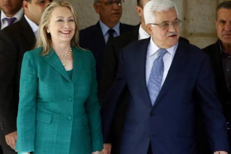
	Hillary Clinton anda com presidente da Palestina Mahmoud Abbas na cidade de Ramallah: a tr&eacute;gua visa a p&ocirc;r fim a uma ofensiva militar israelense contra a Faixa de Gaza
 (MARKO DJURICA/Reuters)
