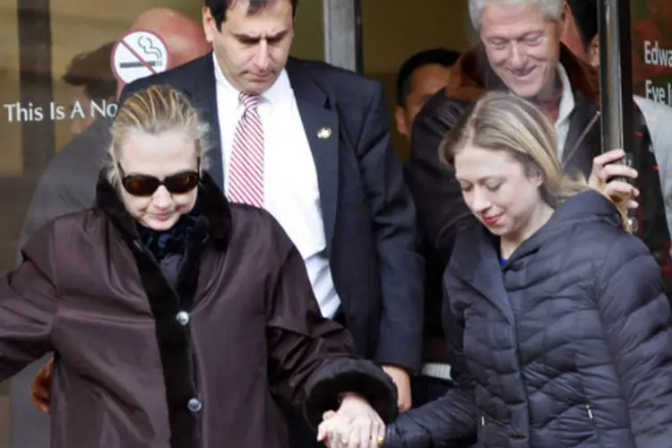 Hillary Cliton deixa o hospital com seu marido, o ex-presidente Bill Clinton, a filha Chelsea e um assessor nesta quarta-feira ( REUTERS/Joshua Lott)