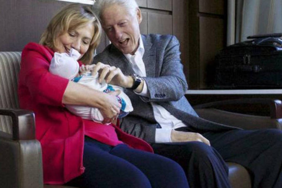 Casal Clinton divulga no Twitter fotos da sua primeira neta